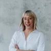 Sarah Wendelborn Sarah Wendelborn vor grauer Wand